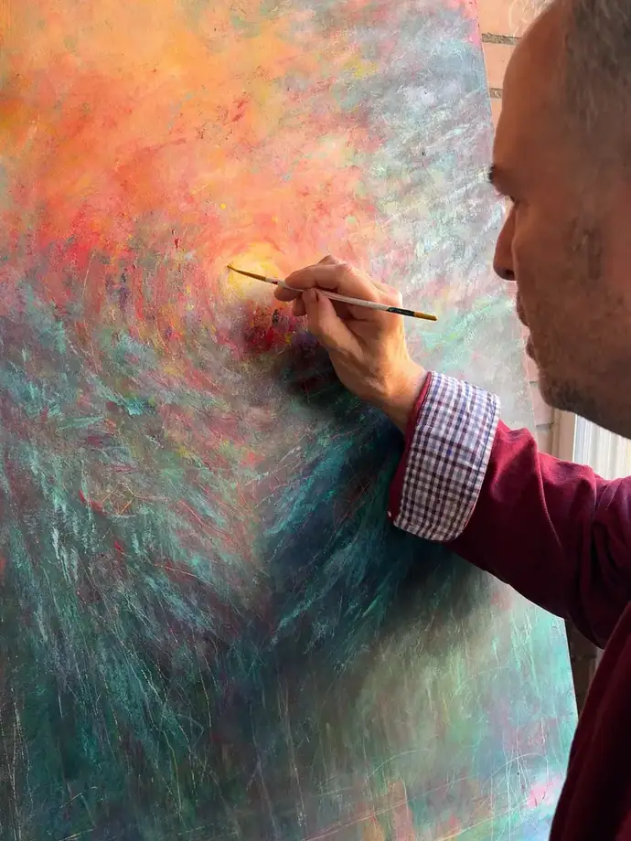 Miquel Àngel Orta pintant