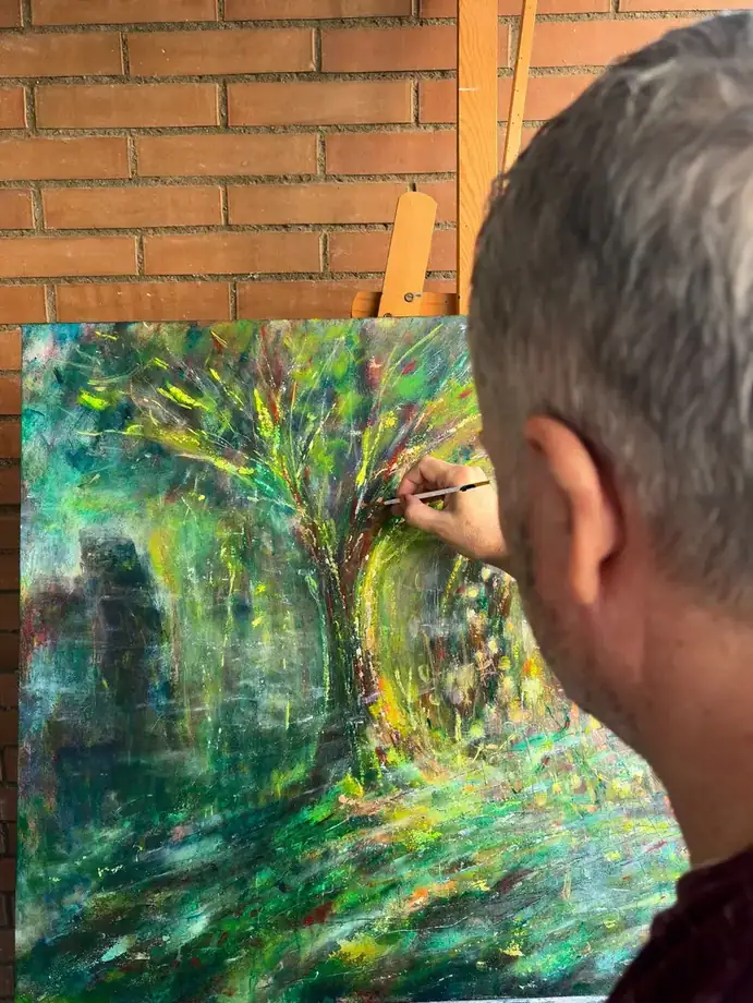 Miquel Àngel Orta pintant
